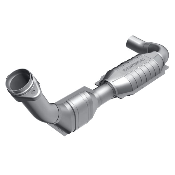 What engine size does the Magnaflow 447135 catalytic converter fit?